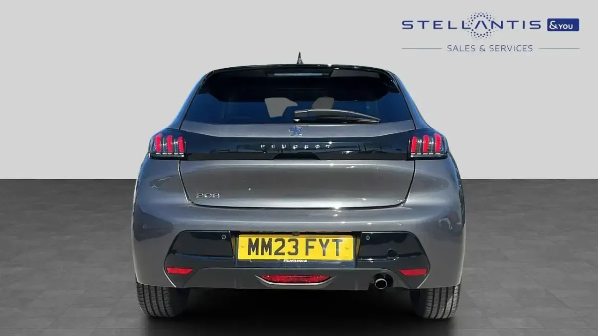 Usado Peugeot 208 Allure+ 99 HP (72 kW) 2023 Cinzento Citadino
