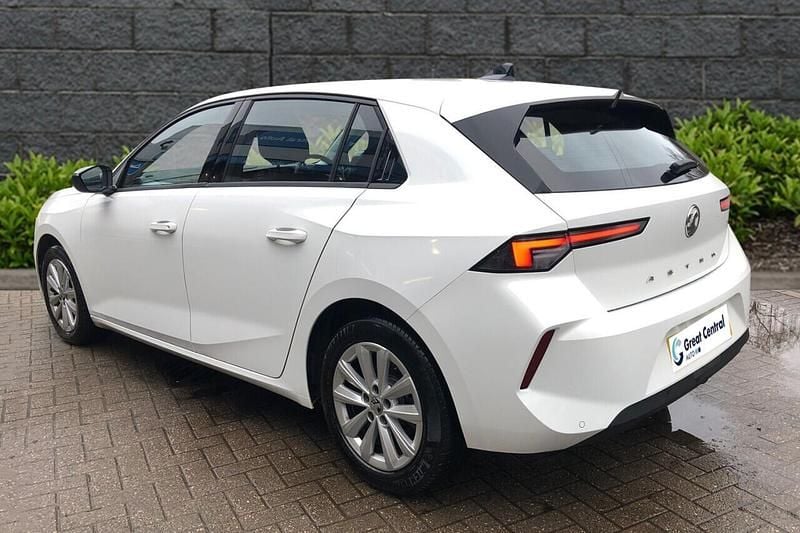 Used Vauxhall Astra Design Edition 130 HP (95 kW) 2023 White Hatchback