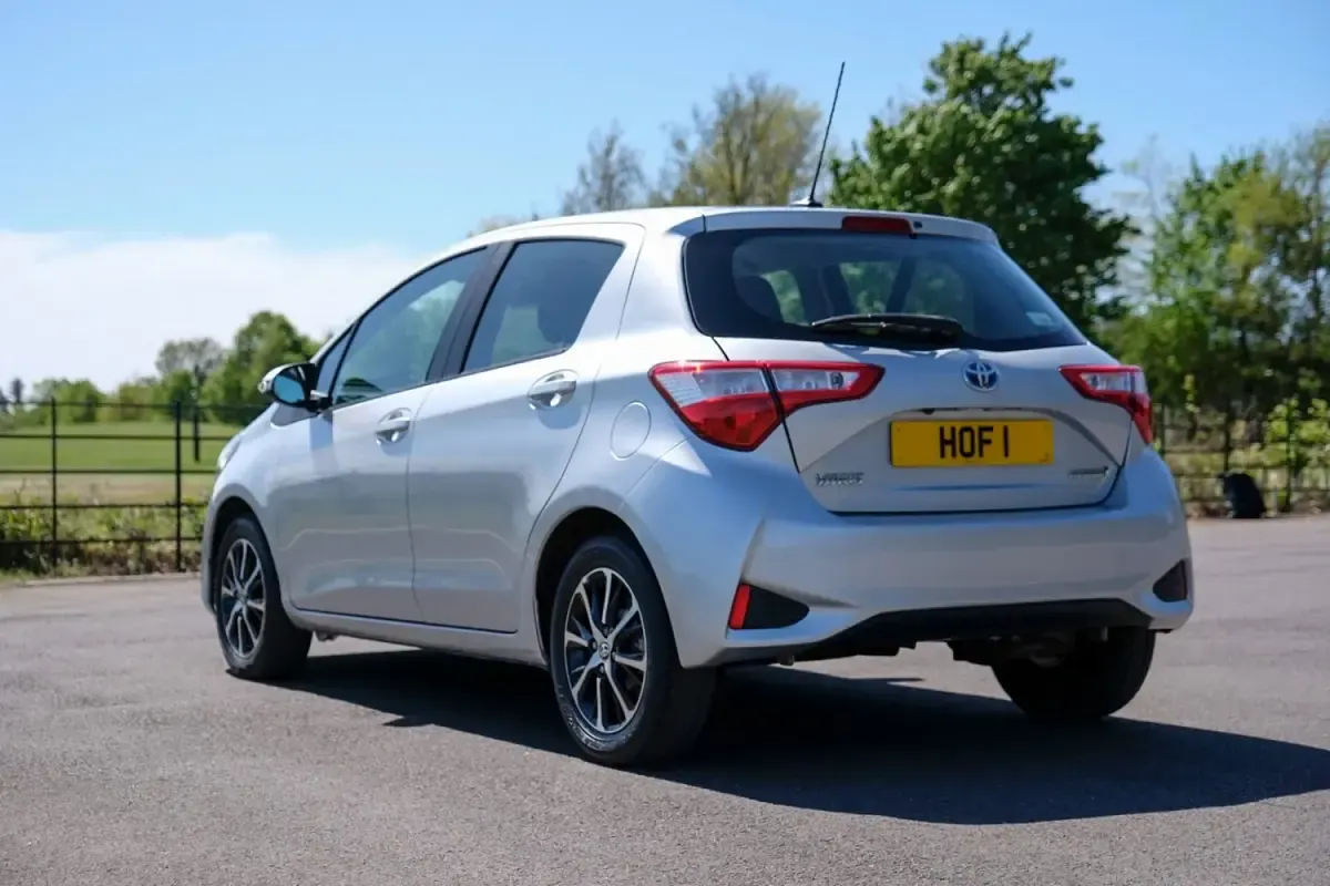 Usado Toyota Yaris Hybrid 2018 Plateado Utilitario