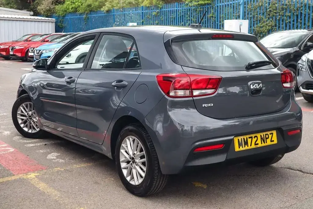 Begagnad Kia Rio 101 HK (74 kW) 2023 Grå Halvkombi