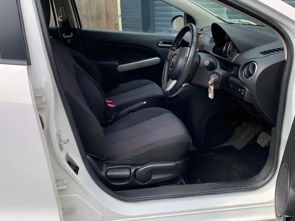 Used Mazda 2 102 HP (75 kW) 2013 White Hatchback
