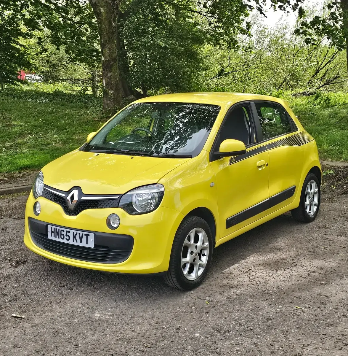 Used Renault Twingo Play 70 HP (51 kW) 2015 Yellow Hatchback