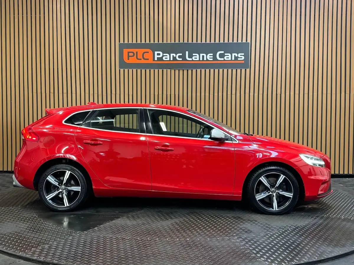 Used Volvo V40 R-Design 152 HP (111 kW) 2017 Red Hatchback