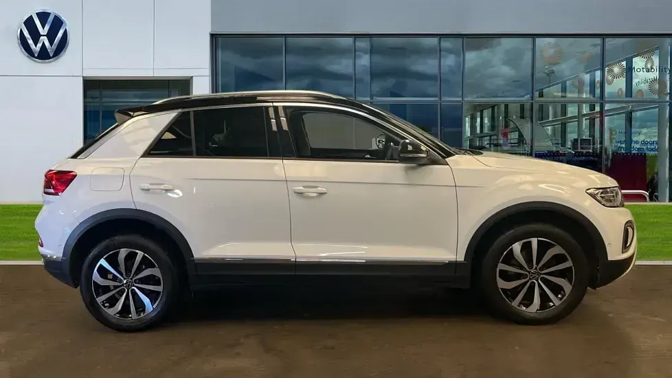 Used VW T-Roc Style 150 HP (110 kW) 2024 Pure white / black SUV