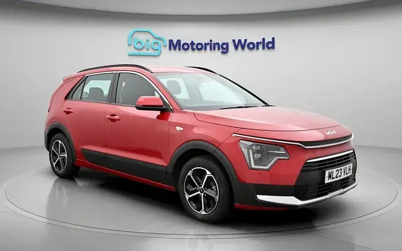 Gebraucht Kia Niro 141 PS (103 kW) 2023 Rot SUV