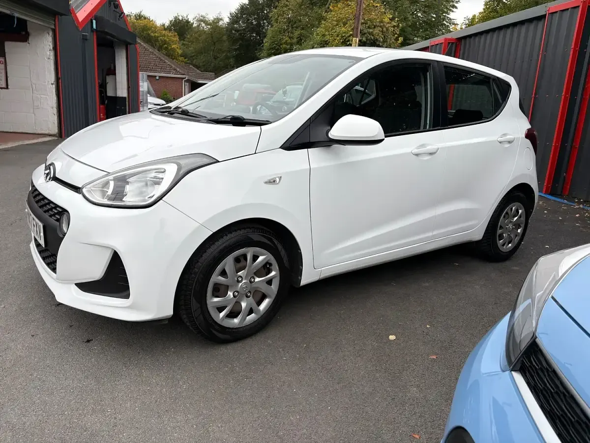 Used Hyundai i10 SE 87 HP (63 kW) 2017 White Hatchback