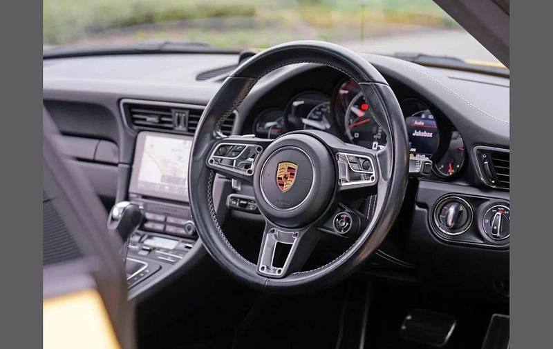 Usado Porsche 911 532 HP (391 kW) 2018 Amarelo Coupé