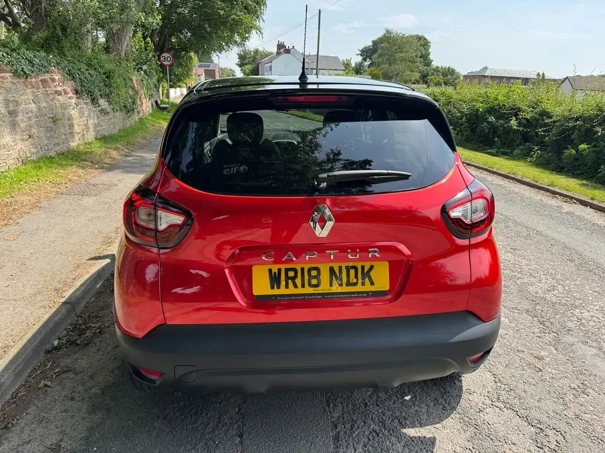 Used Renault Captur Play 90 HP (66 kW) 2018 Red SUV