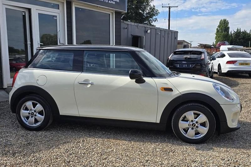 White Used 2016 Mini Cooper D Hatch Hatchback | £7,995 (Fair price) - Image 1/1