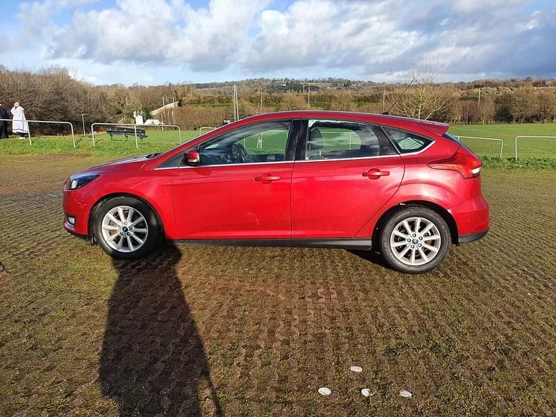 Used Ford Focus Titanium 150 HP (110 kW) 2015 Red Hatchback