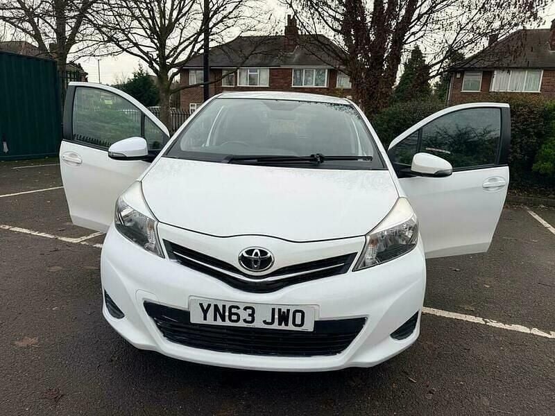 Used Toyota Yaris 99 HP (72 kW) 2013 White Hatchback