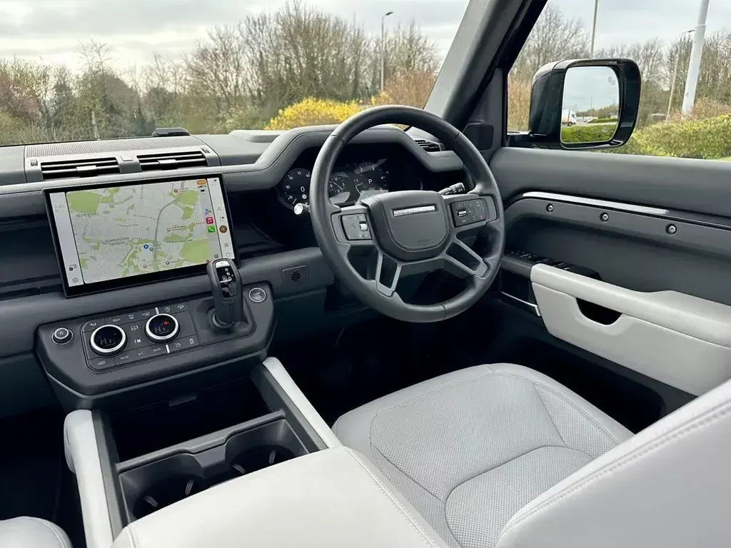 Usado Land Rover Defender HSE Dynamic 300 HP (220 kW) 2024 Cinzento SUV