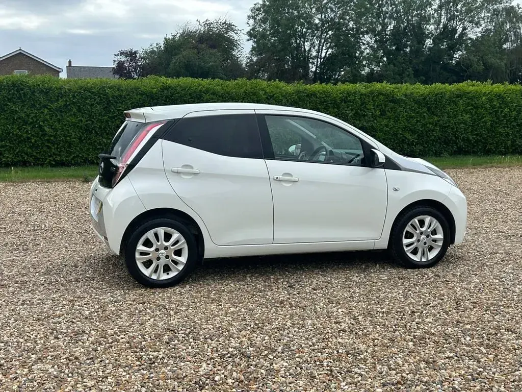 Used Toyota Aygo X-pure 69 HP (50 kW) 2016 White Hatchback