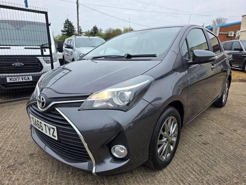 Used Toyota Yaris 99 HP (72 kW) 2016 Grey Hatchback