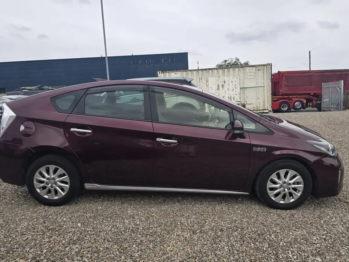 Used Toyota Prius 122 HP (89 kW) 2021 Maroon Hatchback