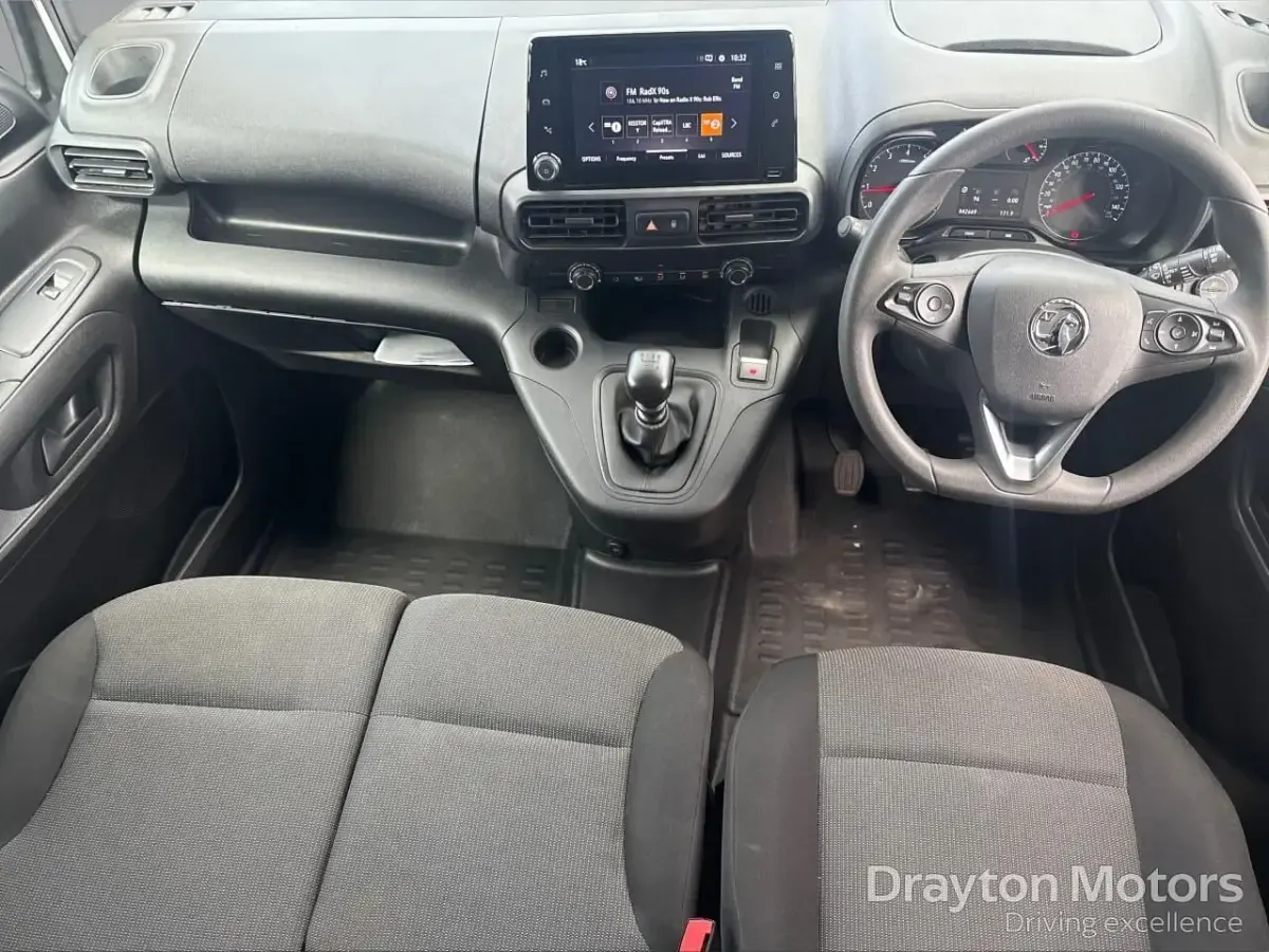 Second-hand Vauxhall Combo S 100 CP (73 kW) 2023 Alb Monovolum