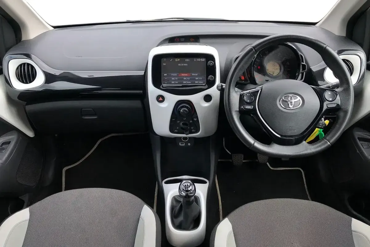 Used Toyota Aygo X-pure 69 HP (50 kW) 2016 White Hatchback