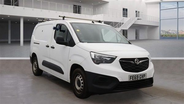 White Used 2019 Vauxhall Combo Edition MPV | £10,794 (Expensive) - Image 1/1