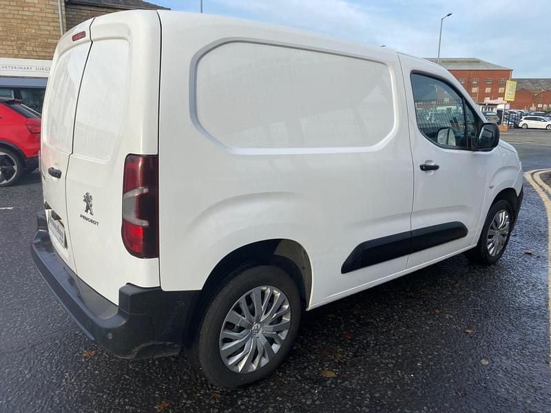 Begagnad Peugeot Partner 131 HK (96 kW) 2021 Vit Minibuss