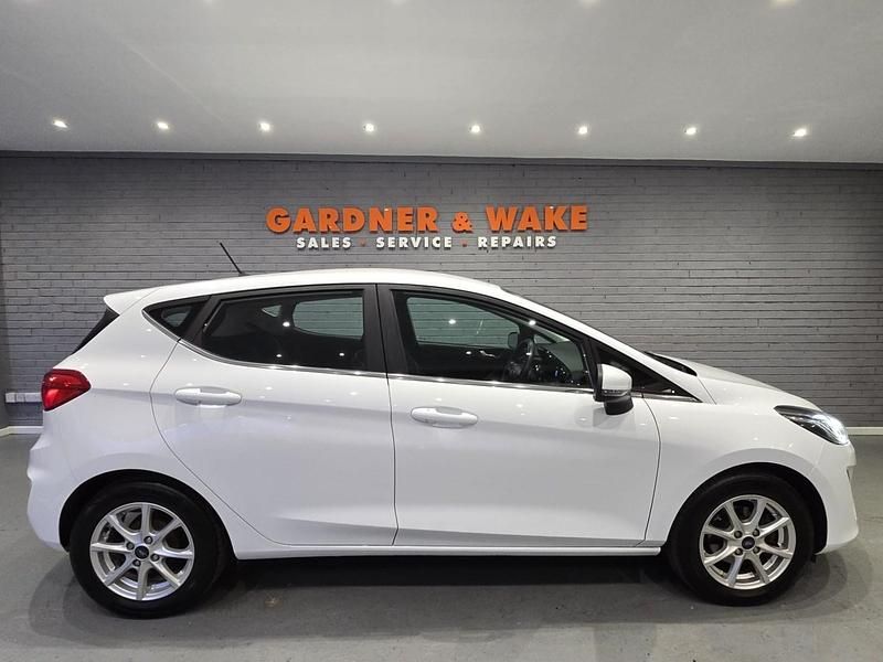 Used Ford Fiesta Zetec 70 HP (51 kW) 2019 White Hatchback