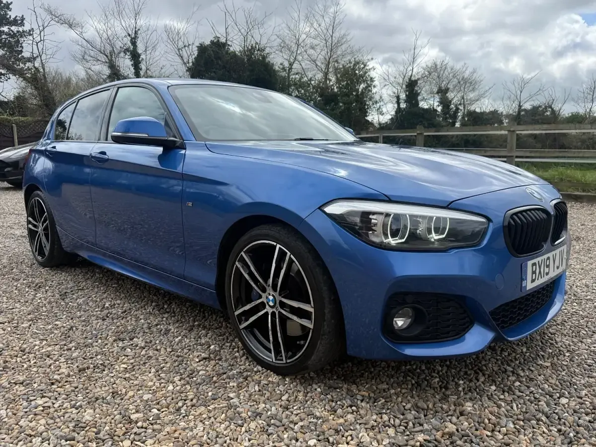 Begagnad BMW 118 Efficient Dynamics 2019 Blå Halvkombi