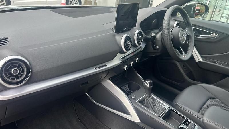 Begagnad Audi Q2 S-Line 150 HK (110 kW) 2026 Grå SUV