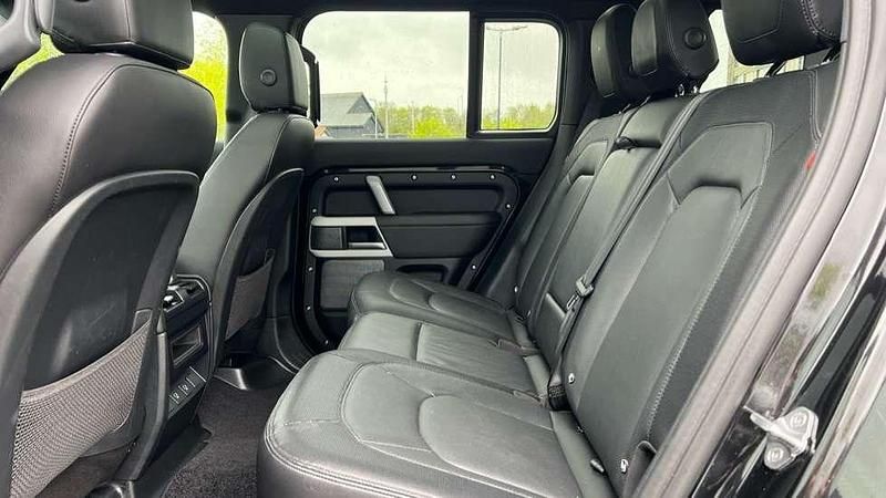 Used Land Rover Defender SE Dynamic 404 HP (297 kW) 2024 Metallic  santorini black SUV
