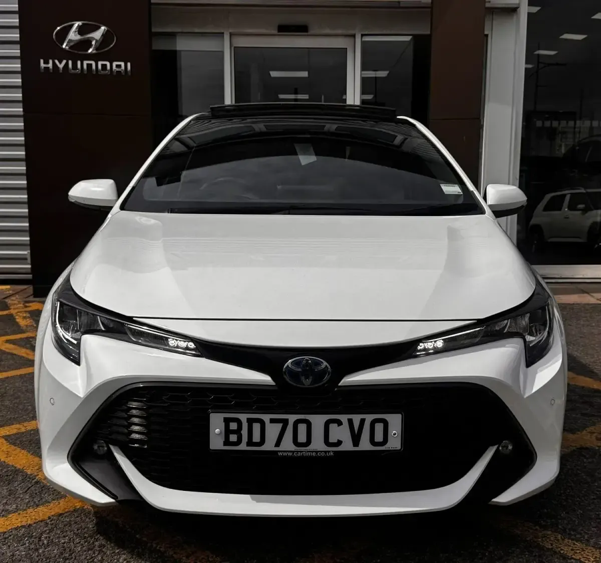 Used Toyota Corolla Design 122 HP (89 kW) 2020 White Hatchback