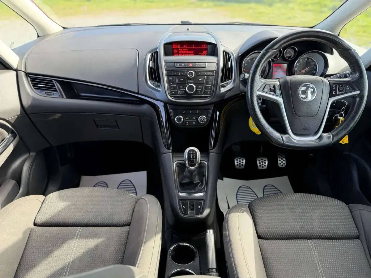 Usado Vauxhall Zafira Tourer SRi 140 HP (102 kW) 2016 Vermelho Monovolume