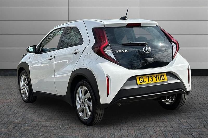 Used Toyota Aygo X PURE 72 HP (52 kW) 2024 White SUV