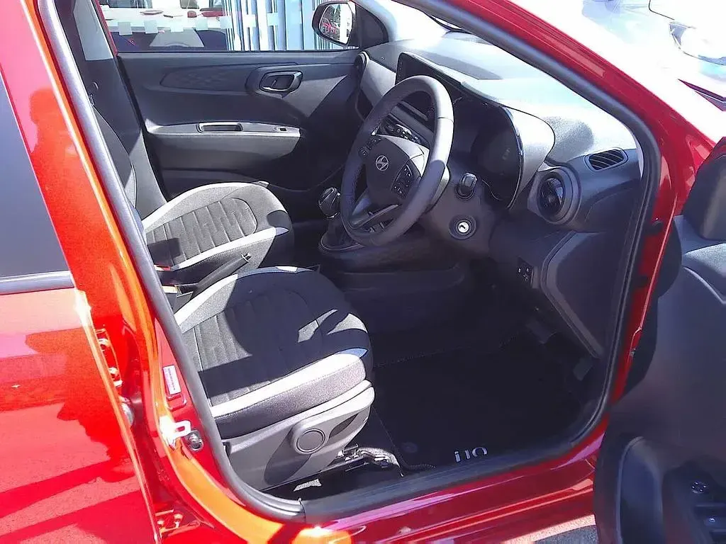 Used Hyundai i10 Advanced 2023 Dragon red Hatchback