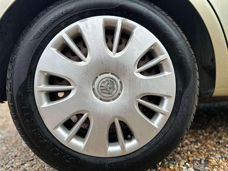 Used Vauxhall Corsa Club 90 HP (66 kW) 2007 Gold Hatchback