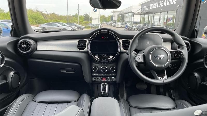 Usado Mini Cooper Exclusive 136 CV (100 kW) 2023 Plateado Utilitario