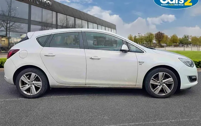 Used Vauxhall Astra SRi 101 HP (74 kW) 2015 White Hatchback