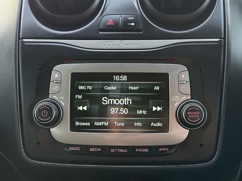 Used Alfa Romeo MiTo Progression 78 HP (57 kW) 2016 White Hatchback