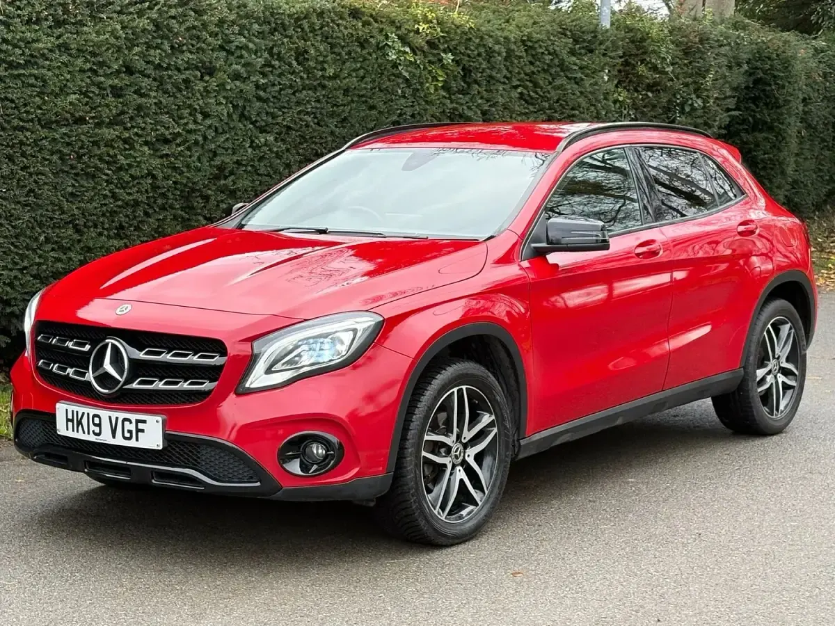 Used Mercedes GLA180 Urban 122 HP (89 kW) 2019 Red SUV