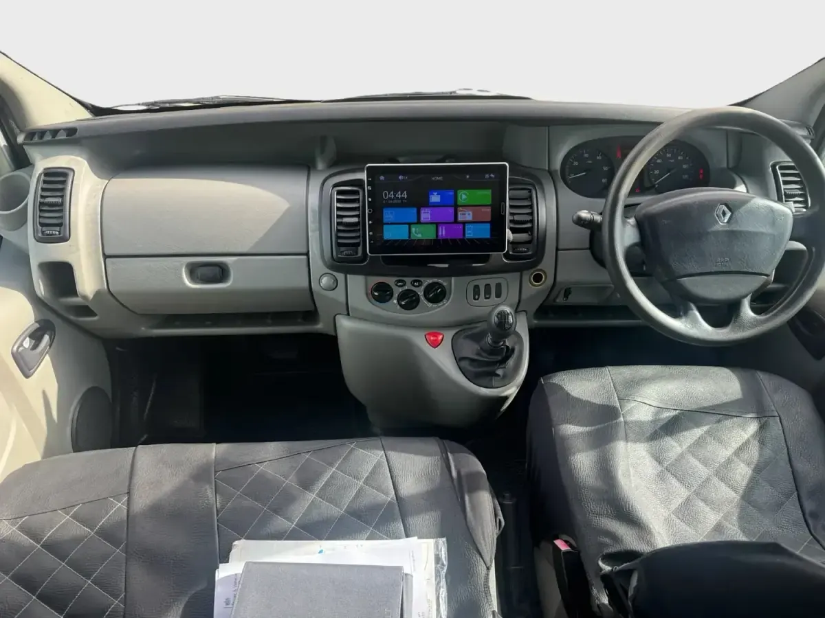 Begagnad Renault Trafic 2006 Silver Minibuss