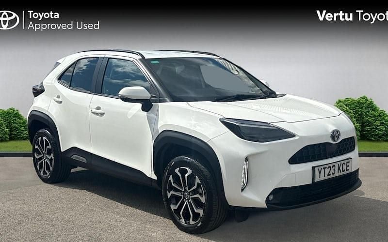 Used 2025 Toyota Yaris Hybrid Design Estate | £21,990 (Good price) - Image 1/4