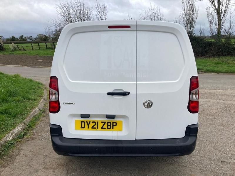 Second-hand Vauxhall Combo 100 CP (73 kW) 2021 Alb Monovolum