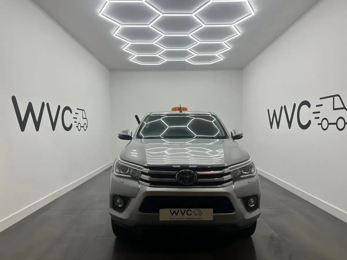 Used Toyota HiLux 150 HP (110 kW) 2018 Silver Pickup