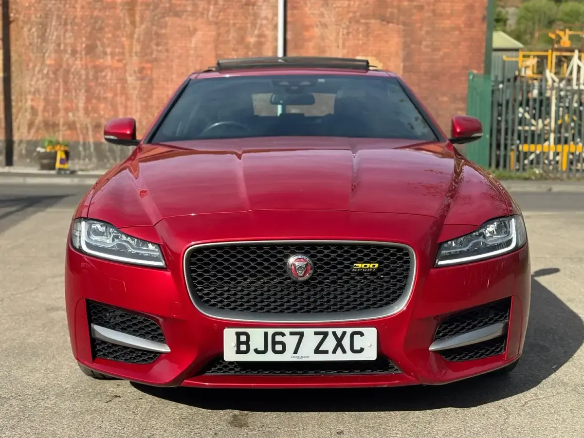 Begagnad Jaguar XF R-Sport 300 HK (220 kW) 2017 Röd Sedan