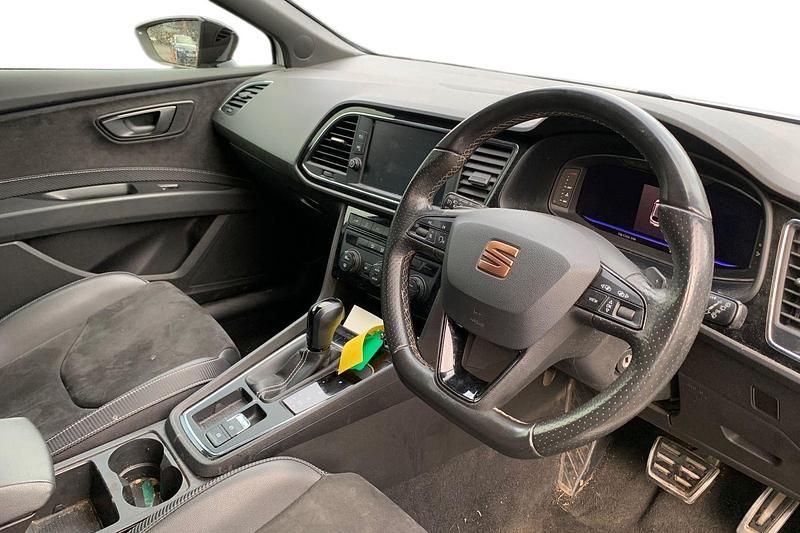 Used Seat Leon CUPRA 290 HP (213 kW) 2019 White Hatchback