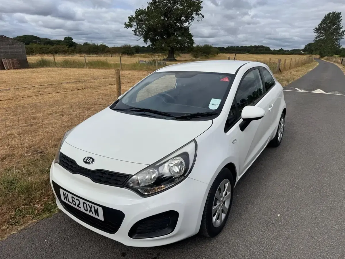 Used Kia Rio 84 HP (61 kW) 2012 White Hatchback