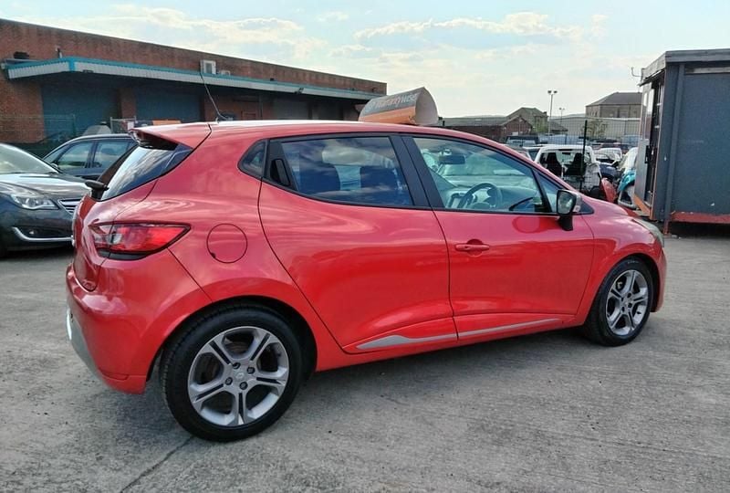Used Renault Clio IV Dynamique 90 HP (66 kW) 2015 Red Hatchback