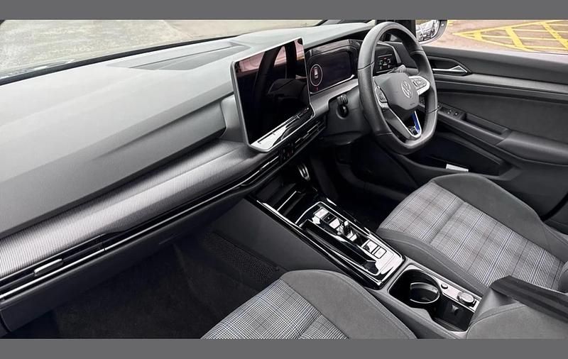 Used VW Golf VIII GTE 267 HP (196 kW) 2025 Black Hatchback