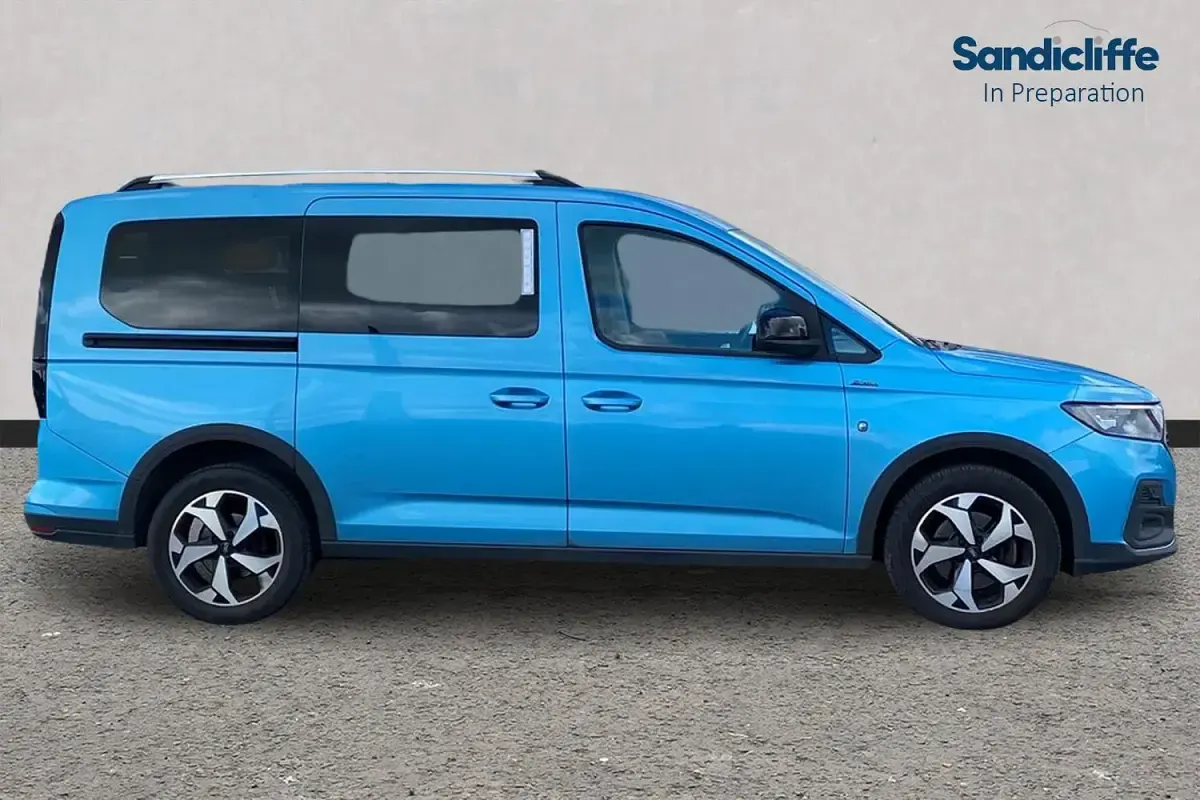 Używany Ford Tourneo Active 122 KM (89 kW) 2023 Niebieski Kombi