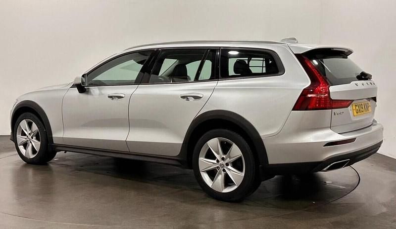 Usado Volvo V60 CC 190 HP (139 kW) 2019 Prateado Carrinha