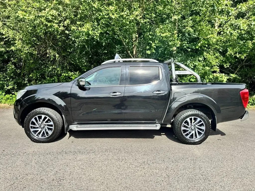 Used Nissan Navara Tekna 190 HP (139 kW) 2017 Black Pickup