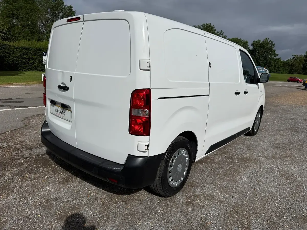 Used Vauxhall Vivaro 100 kW (136 HP) 2022 White MPV