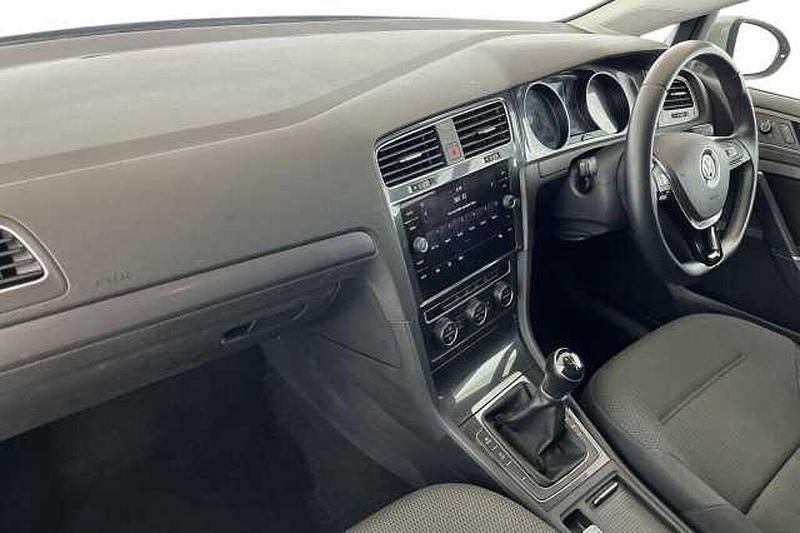 Used VW Golf VII SE 130 HP (95 kW) 2019 Pure white Hatchback